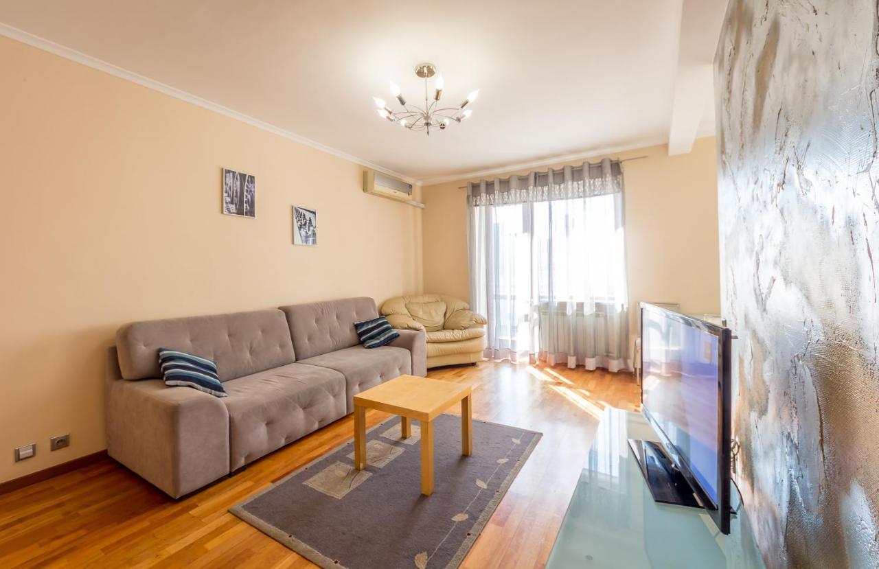 Apartment On Triokhsviatytelska Kiev Dış mekan fotoğraf